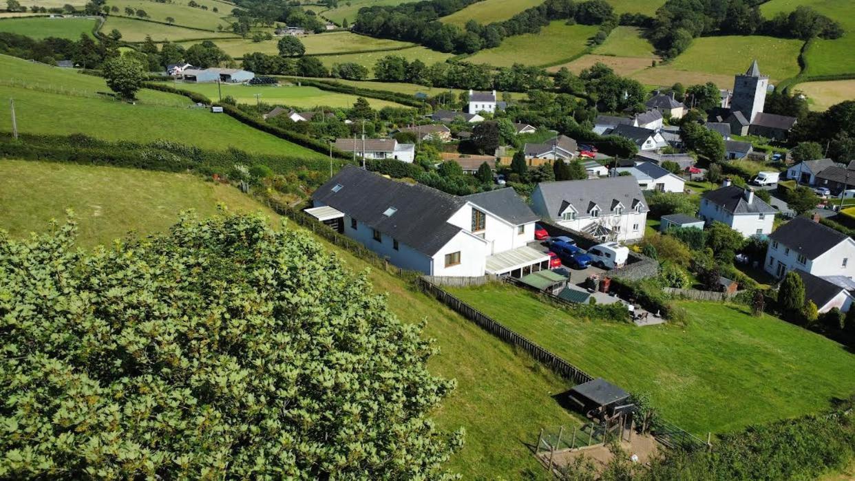 Y Grange Bed and Breakfast Llanfihangel-y-Creuddyn Εξωτερικό φωτογραφία