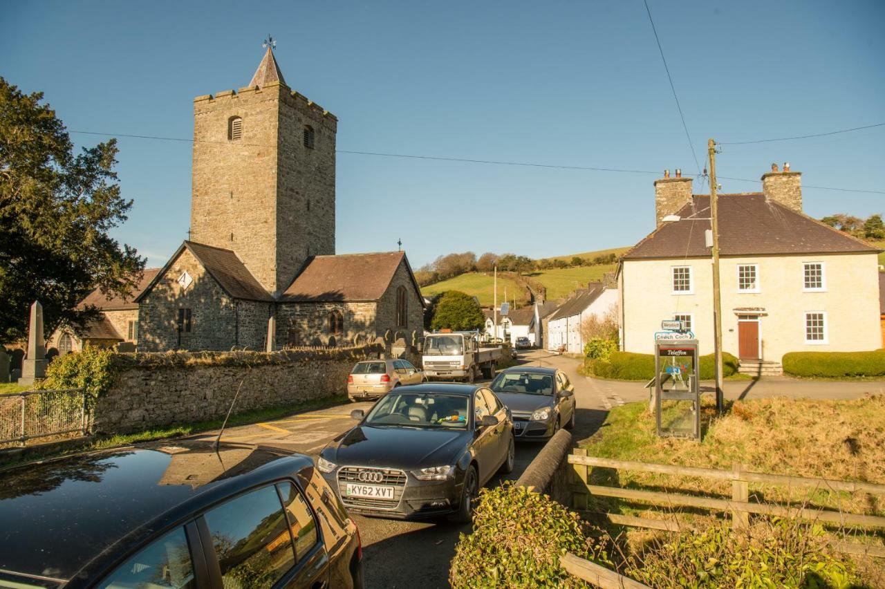 Y Grange Bed and Breakfast Llanfihangel-y-Creuddyn Εξωτερικό φωτογραφία